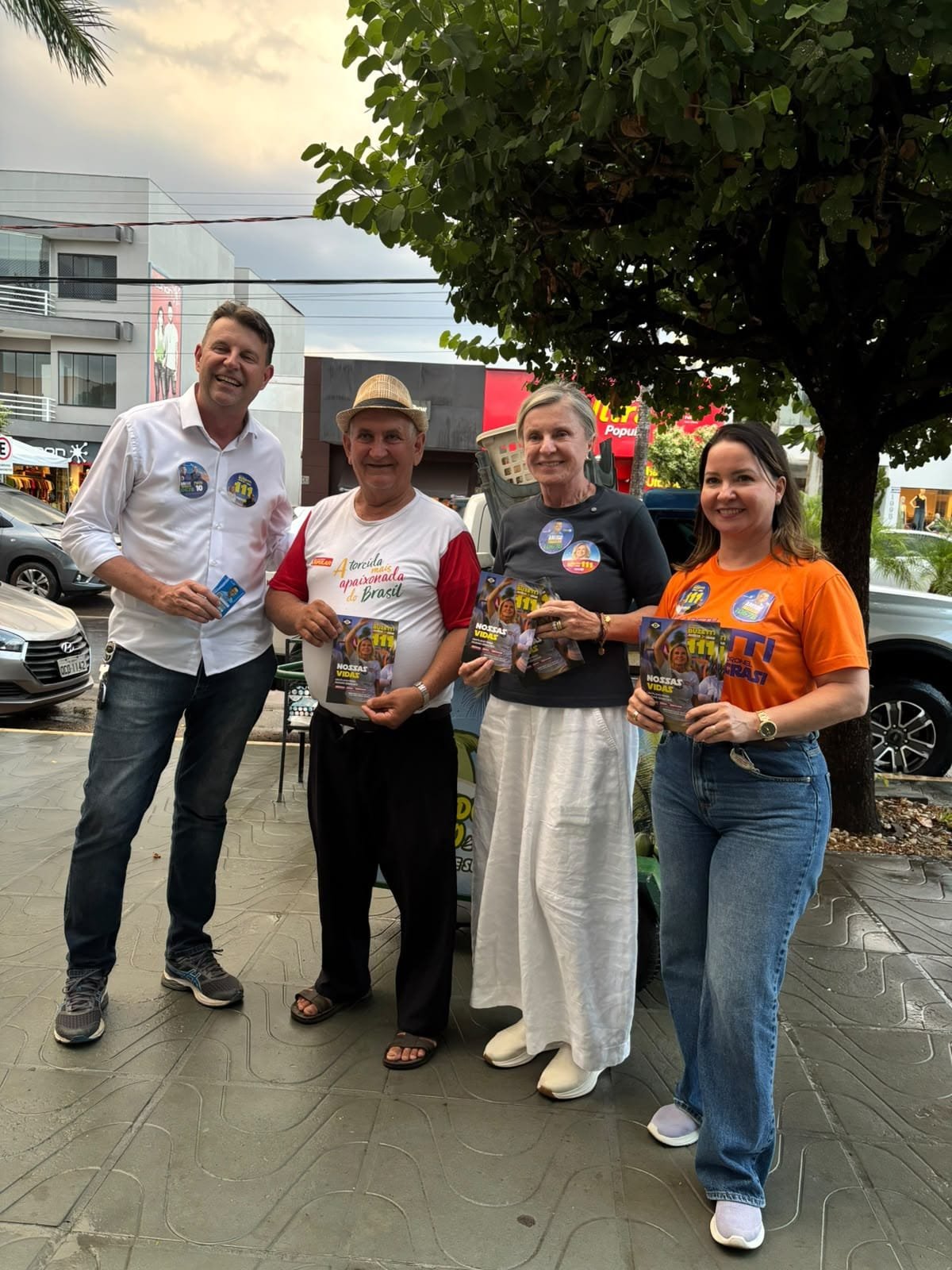 Margareth recebe apoio popular em Sorriso durante agenda com Jucélia Ferro e Ari Lafin