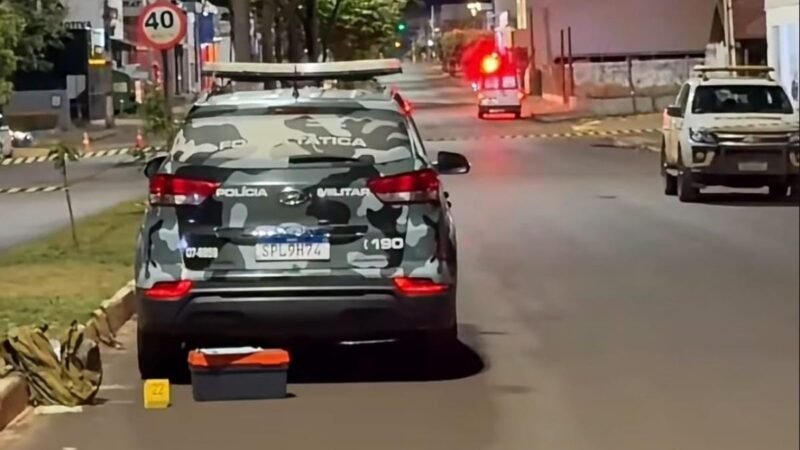 Bandidos em moto fogem da Força Tática, atiram contra militares e um acaba morto