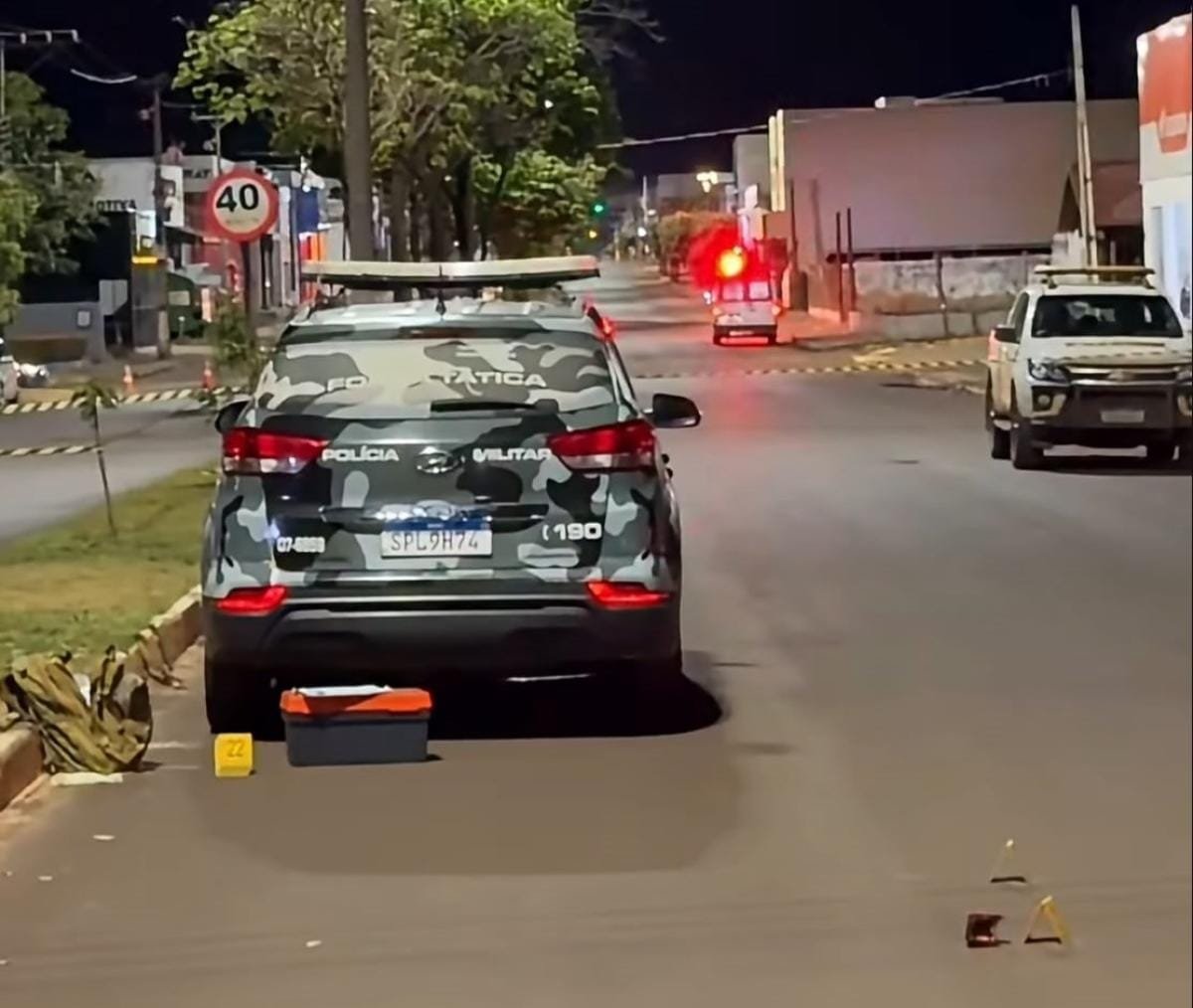 Bandidos em moto fogem da Força Tática, atiram contra militares e um acaba morto