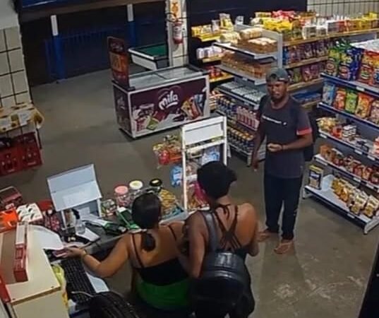 Mulher é morta a facada durante discussão dentro de mercado  em Várzea Grande; assassino é preso