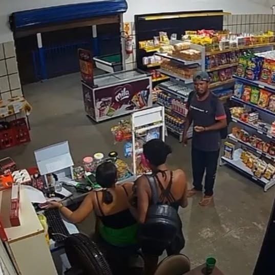 Mulher é morta a facada durante discussão dentro de mercado  em Várzea Grande; assassino é preso