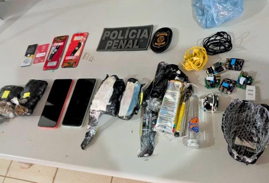 Detento e policial penal são presos por entrada de drogas e aparelhos celulares em unidade prisional