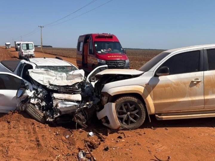 Acidente entre Strada e Amarok termina com motorista preso às ferragens e fratura nas pernas