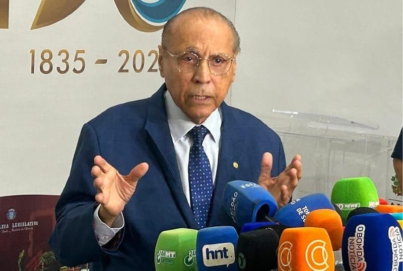 Fora da AL, Júlio Campos culpa chapa fraca, critica Mauro Mendes e fala em palanque sem força