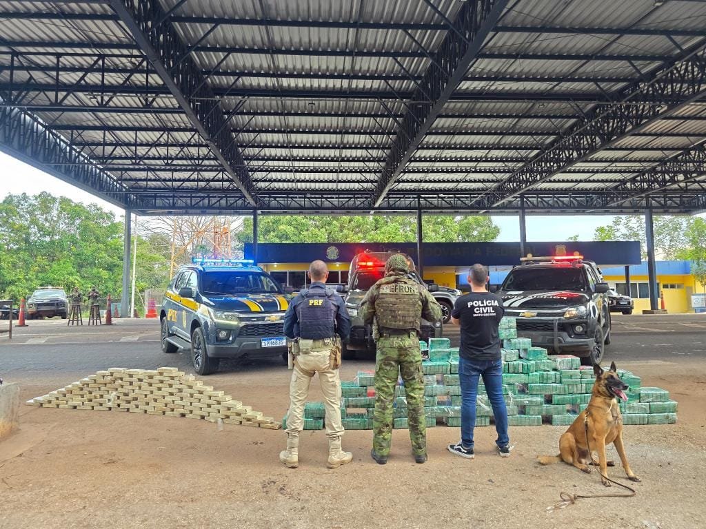 Policiais confiscam carga de 550 quilos de cocaína avaliada em R$ 10 milhões e prendem três