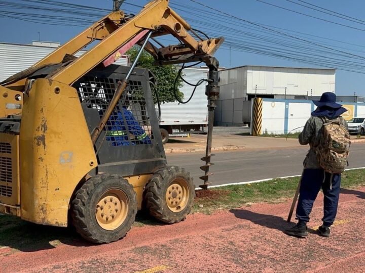 Prefeitura realiza ação de plantio de cerca de 300 árvores em avenida de Cuiabá