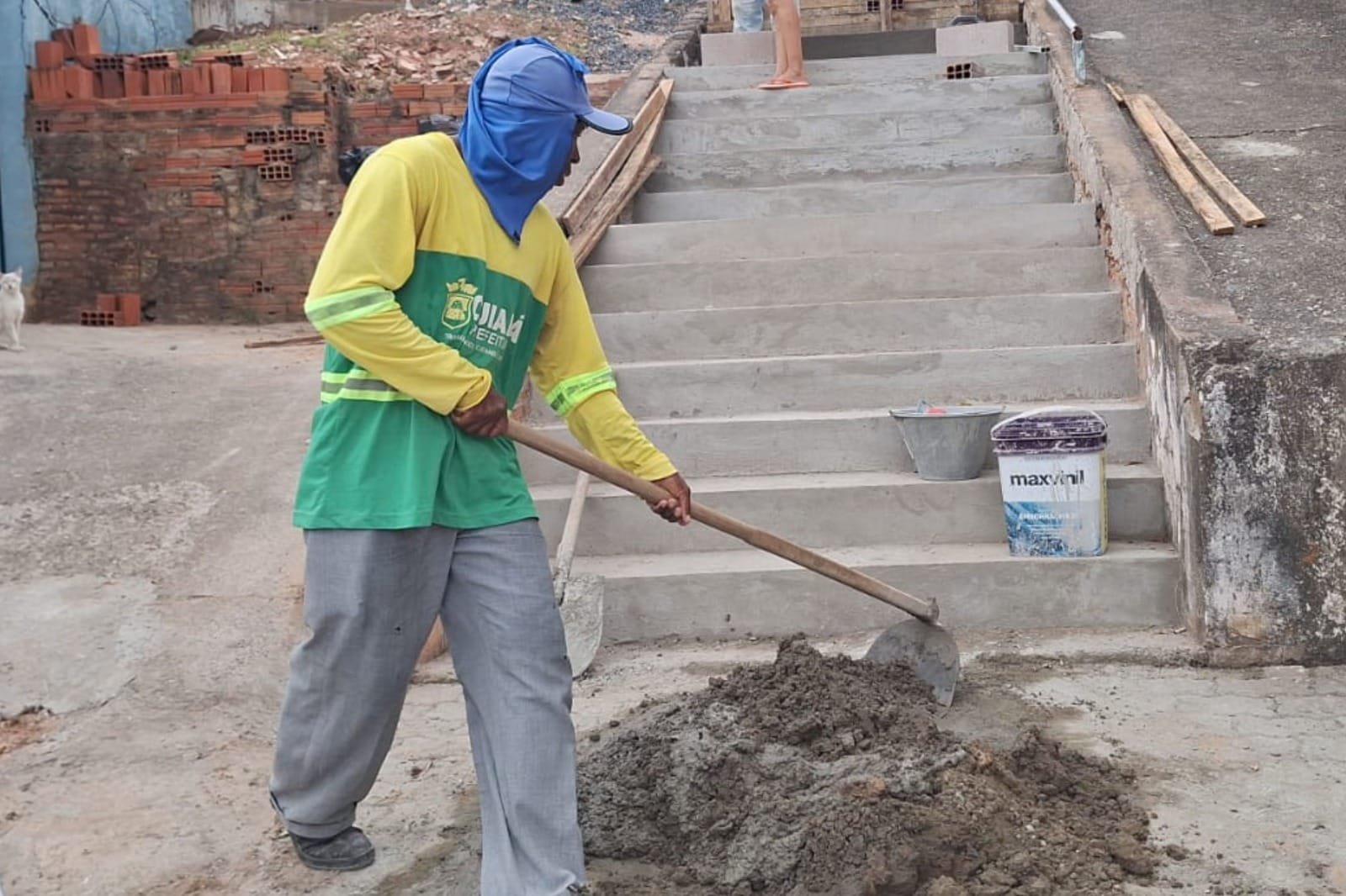 Prefeitura reconstrói escadaria no Bela Vista com corrimão e nova iluminação