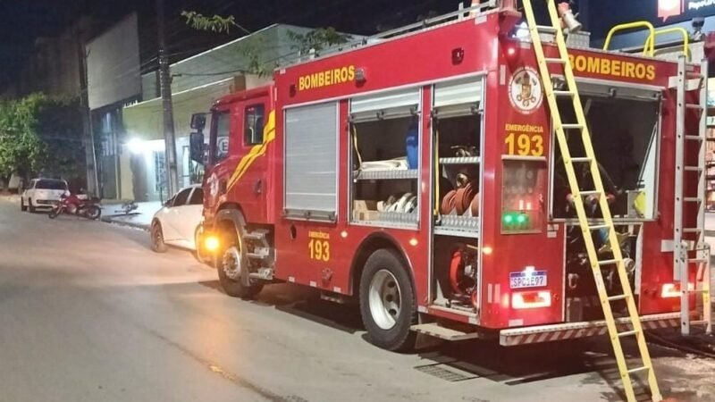 Corpo de Bombeiros combate princípio de incêndio em papelaria