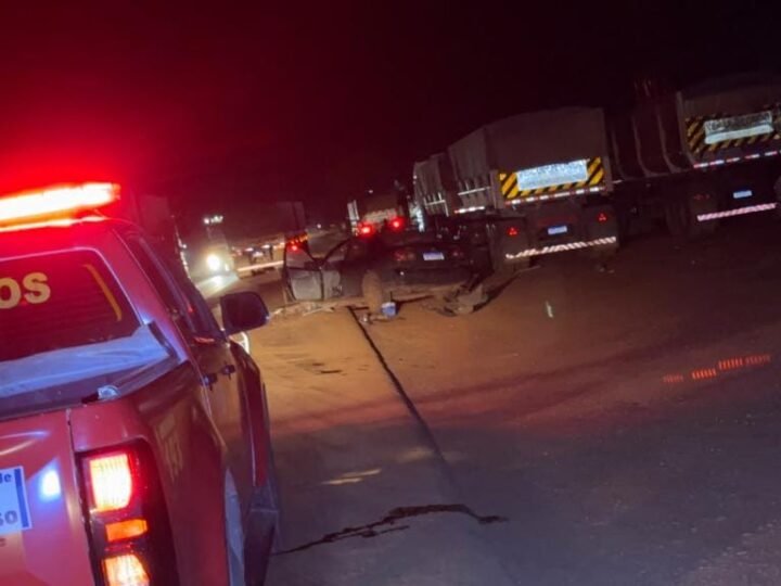 Colisão entre carro e caminhão deixa quatro pessoas feridas na BR-070; duas são crianças