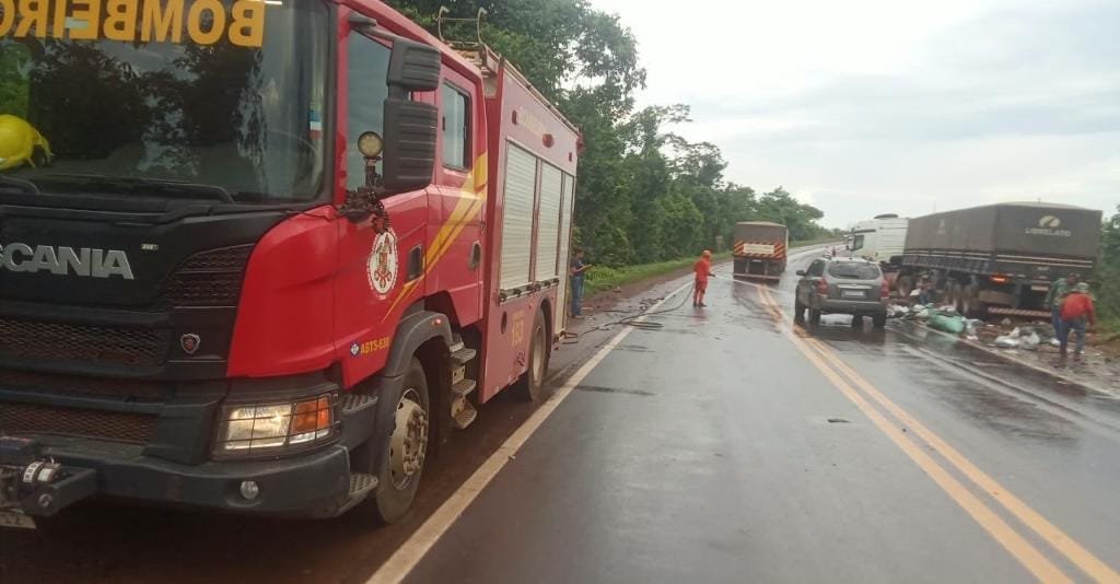 Acidente entre Van e caminhão na rodovia BR-158 deixa motoristas feridos