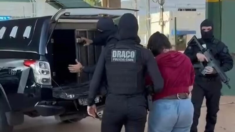 “Angeliquinha do CV” é recambiada para Cuiabá após ser presa na Bolívia e ficará no RDD; vídeos