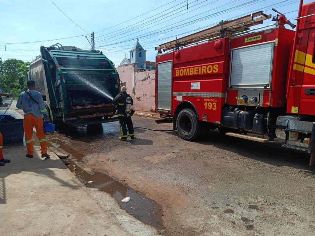 Corpo de Bombeiros extingue incêndio em caminhão de coleta de lixo em Poconé
