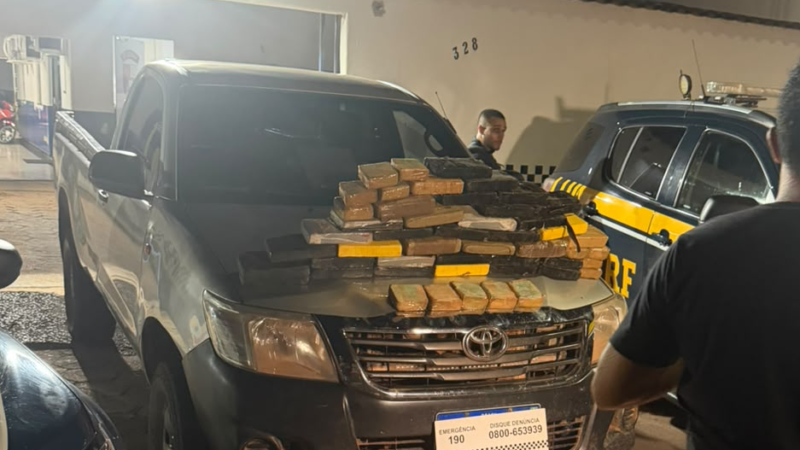 PM e PRF apreendem mais de 40 quilos de drogas escondidos em fundo falso de caminhonete