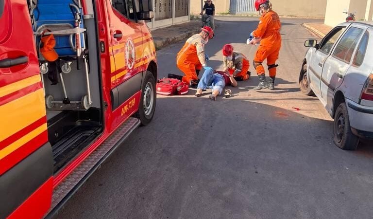 Duas mulheres são encaminhadas para hospital após colisão de carro e moto
