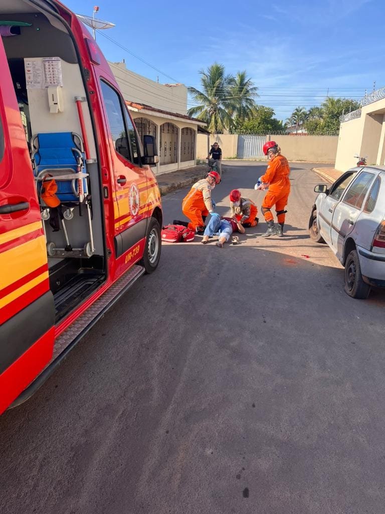 Duas mulheres são encaminhadas para hospital após colisão de carro e moto
