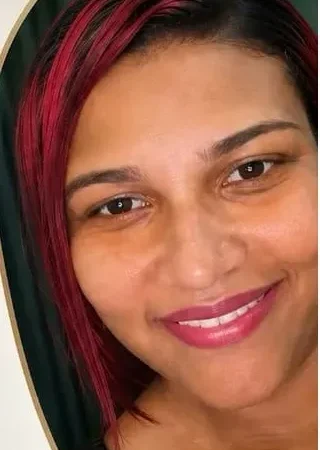 Mulher é morta com cerca de 16 facadas; ex é contido por populares em Chapada