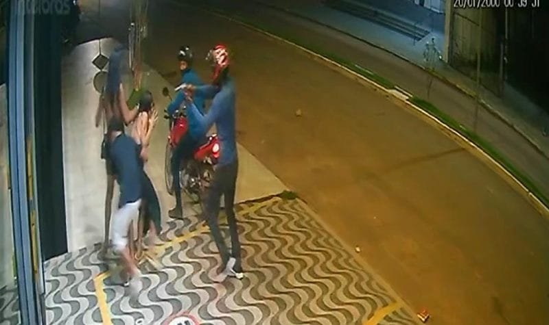 Câmera mostra momento em que jovem é morto a tiros em avenida de MT; assista
