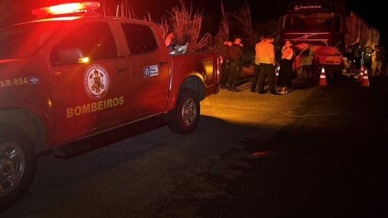 Batida entre carro e caminhão mata cinco pessoas pessoas; três eram crianças