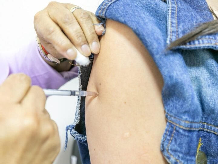 Cuiabá oferece vacina contra influenza em 72 unidades e registra 2,8 mil casos em 2026