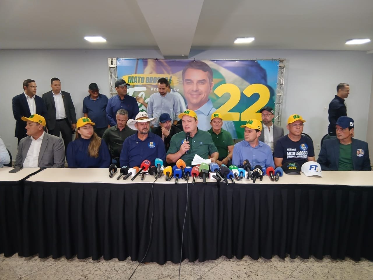 Max demonstra força política e reúne 18 deputados em apoio a Flávio Bolsonaro no 2º turno