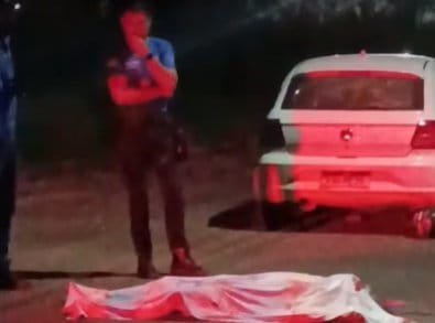 Motociclista de 22 anos morre após invadir pista contrária e colidir de frente com carro