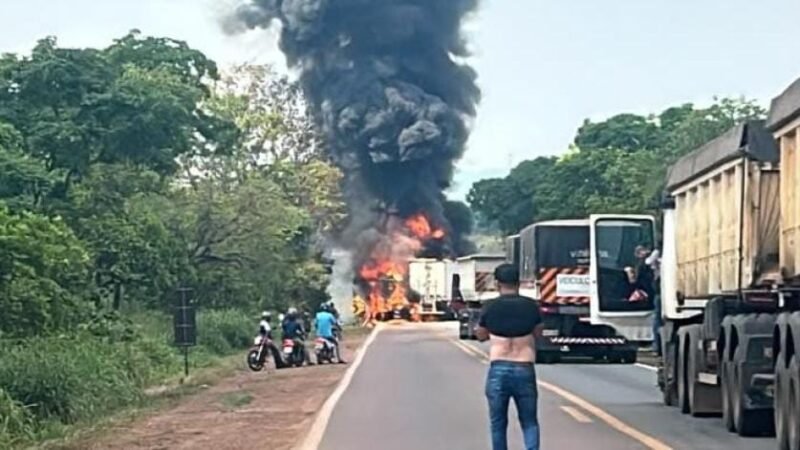 Sobe para dois o número de mortos em colisão entre caminhões na rodovia BR-364