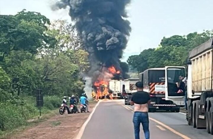 Batida entre veículos de carga provoca incêndio e deixa um morto em MT; veja vídeos