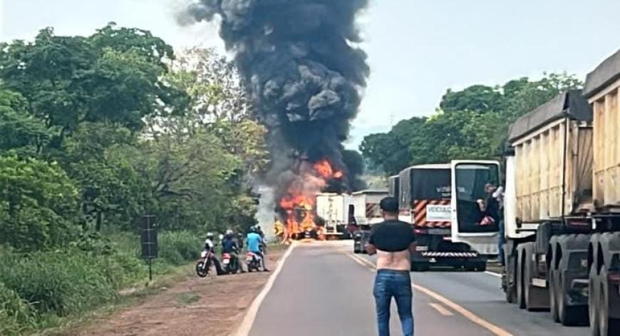Batida entre veículos de carga provoca incêndio e deixa um morto em MT; veja vídeos