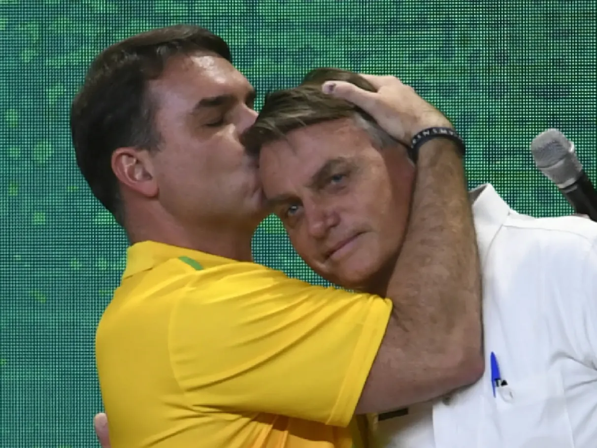 Com liberação de Moraes, Flávio visita Jair Bolsonaro em casa após 90 dias