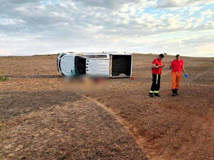 Mulher sofre traumatismo craniano e fica em estado grave após capotar caminhonete