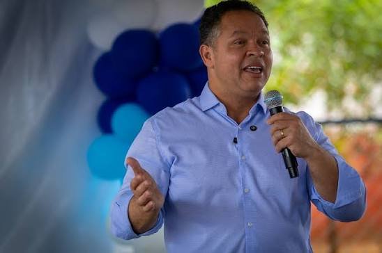 Prefeito cita crise no agro e aponta Flávio Bolsonaro como único capaz de “unir o Brasil”