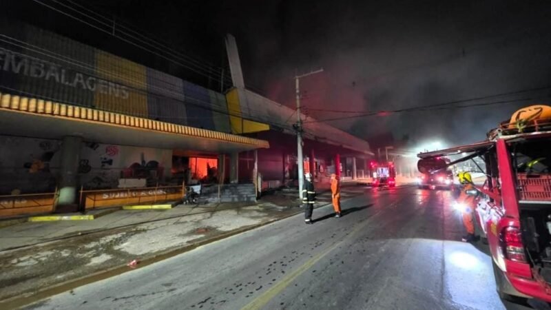 CB usa 100 mil litros de água no combate a incêndio; plásticos favoreceram propagação das chamas