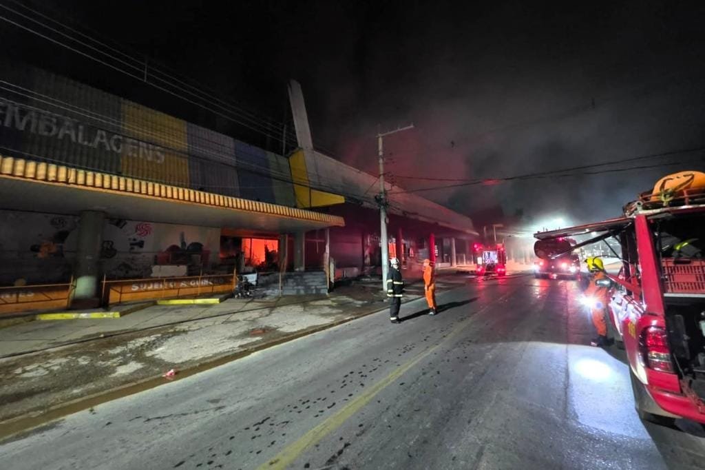 CB usa 100 mil litros de água no combate a incêndio; plásticos favoreceram propagação das chamas
