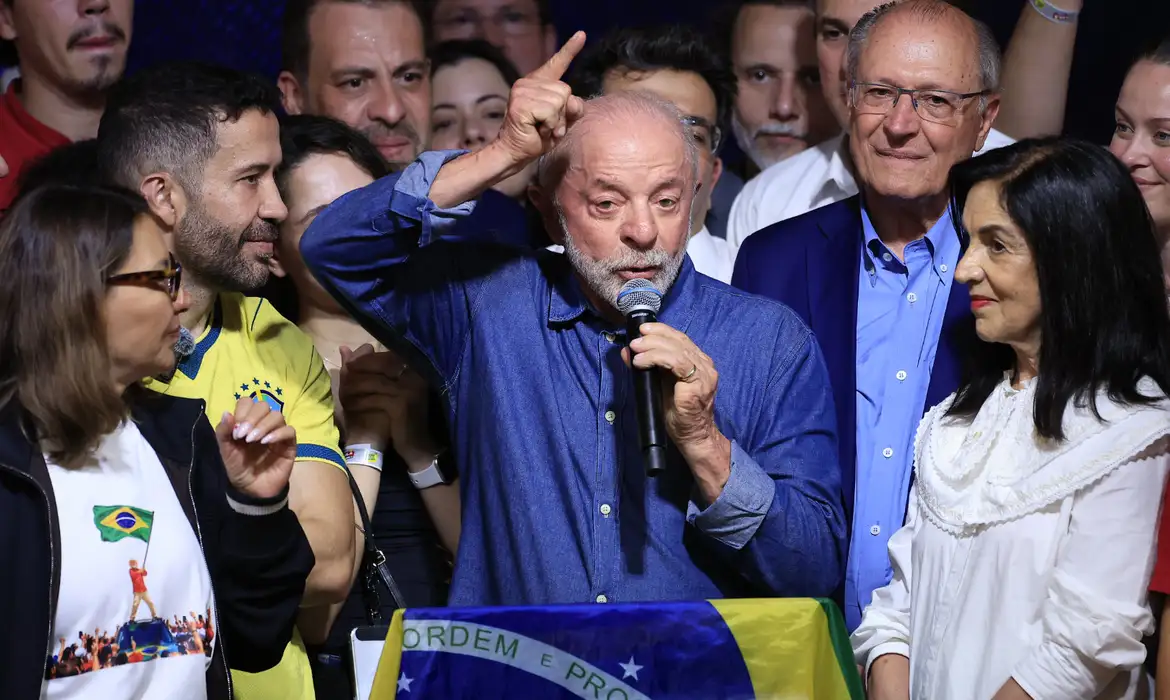 “Vamos mudar o jeito de governar este país”, afirma Lula após garantir mais um mandato