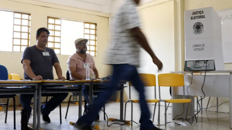 Cerca de 158,7 milhões de eleitores vão às urnas em todo o país neste domingo de eleições