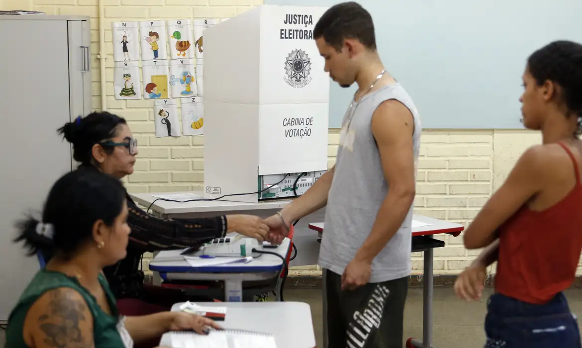 Urnas são abertas e votação do primeiro turno tem início; 2,6 milhões de eleitores estão aptos em MT