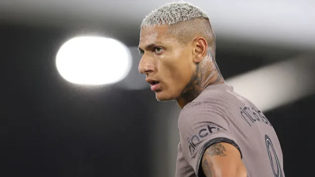 Em meio a polêmica com Flávio Bolsonaro, Richarlison vive indefinição na Inglaterra