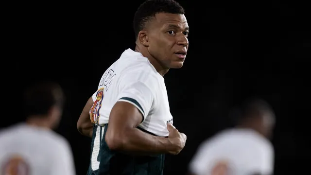 Mbappé marca dois e Real Madrid acaba com a invencibilidade do Barça no Espanhol