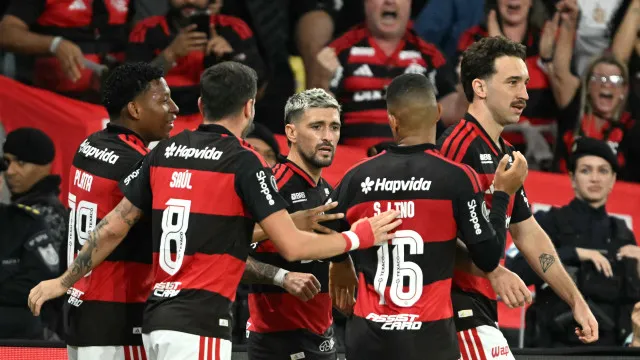 Flamengo tenta ampliar a liderança do Brasileirão no Engenhão diante do Vasco