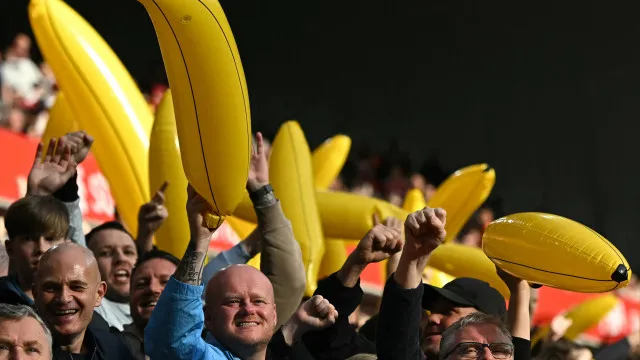 Liverpool-Manchester City foi invadido por bananas. Qual a explicação?