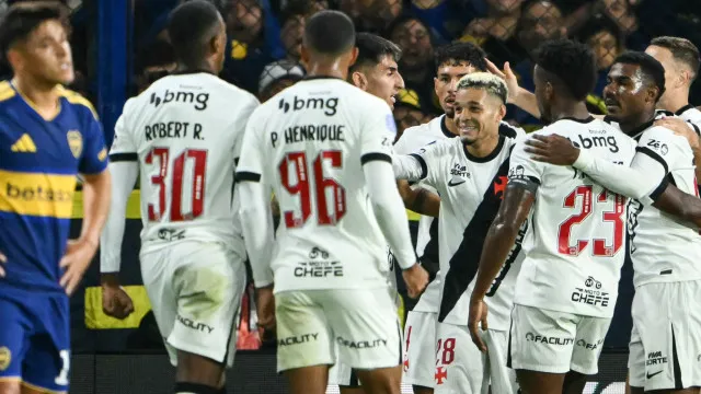 Vasco marca com Adson, se segura após expulsão e vence Boca na Bombonera