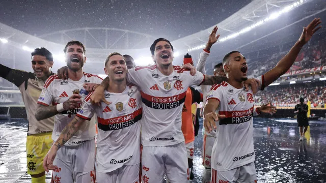 Flamengo goleia Vasco e abre vantagem sobre Palmeiras no Brasileirão